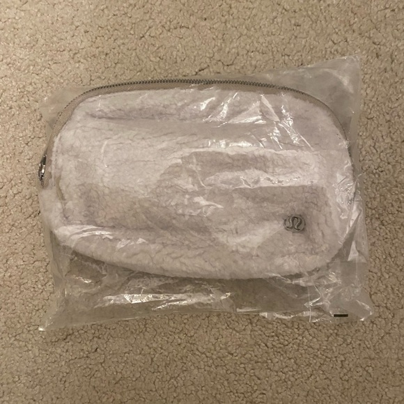 Lululemon Everywhere Fleece Belt Bag Extended Strap Natural Ivory/Trench - Picture 4 of 5